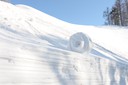 斜面上の雪俵